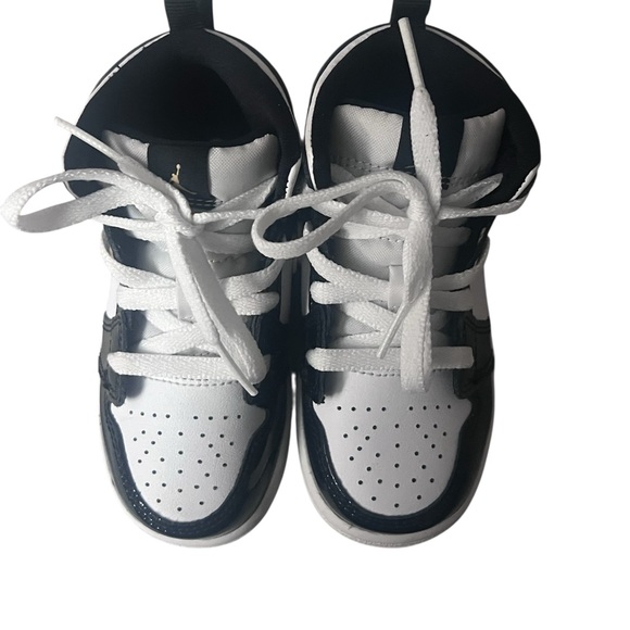 NEW Nike Kids Black and Gold Sneakers - Picture 2 of 4